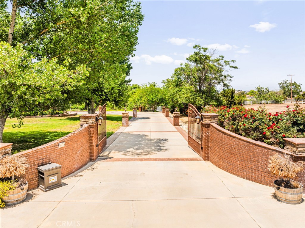 https://media.crmls.org/medias/4fecd668-dbde-48d3-bc13-f9ab433f3a32.jpg?preset=X-Large