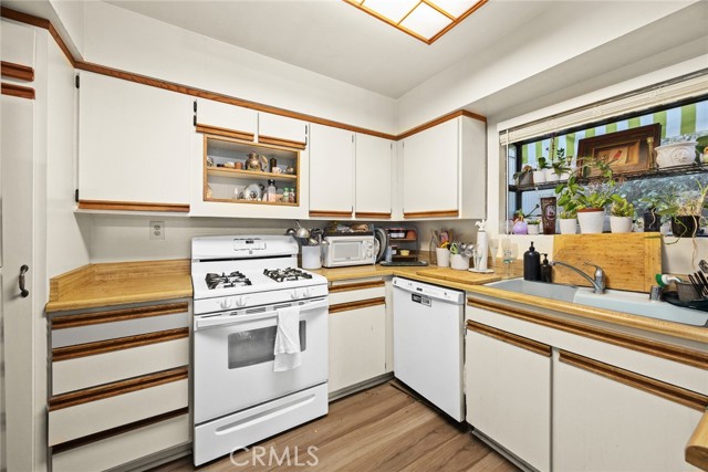242 N Orange Grove Boulevard, Pasadena CA: https://media.crmls.org/medias/4fed2ccd-2600-4a72-b403-2cd878c4dd8d.jpg