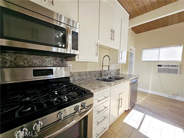 Detail Gallery Image 11 of 20 For 350 Loma Terrace #B,  Laguna Beach,  CA 92651 - 1 Beds | 1 Baths