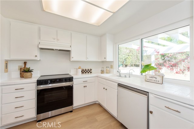 Detail Gallery Image 4 of 32 For 2536 Greenhill Dr, Fullerton,  CA 92833 - 4 Beds | 2 Baths