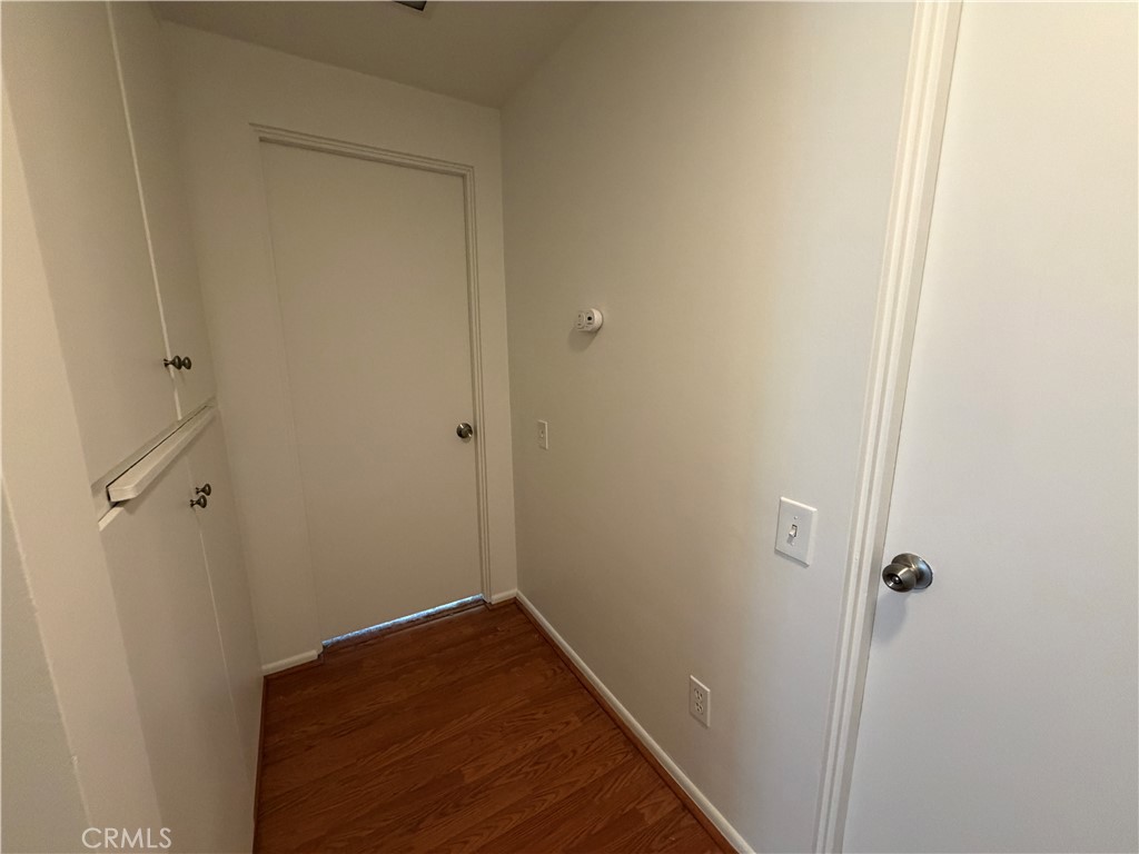 https://media.crmls.org/medias/4ff1e3b5-af6b-4ecf-9a94-b3dddd6a86e6.jpg?preset=X-Large