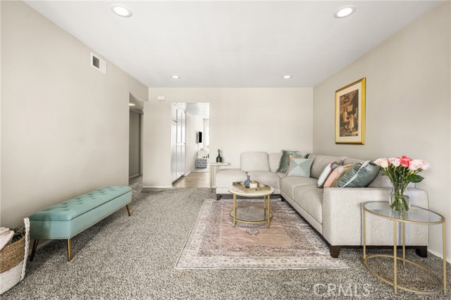 7648 Bay Drive, Huntington Beach CA: https://media.crmls.org/medias/4ff2cb4c-d8e3-4ba4-a47d-6aa900f93810.jpg