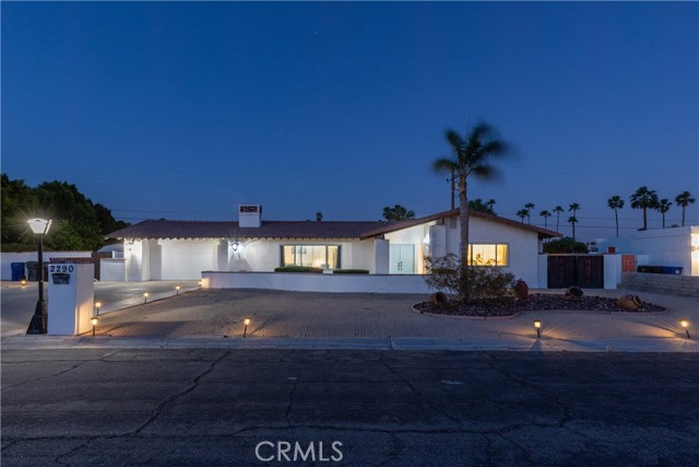2290 N Victoria, Palm Springs CA: https://media.crmls.org/medias/4ff923c4-4f33-4059-afd1-412fd84e8280.jpg