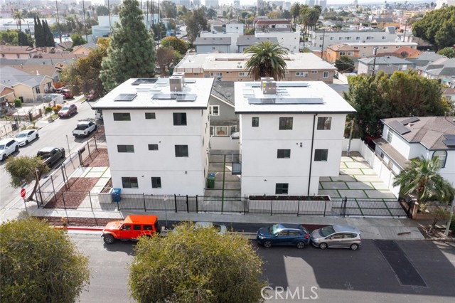 Detail Gallery Image 4 of 42 For 443 N Harvard Bld, Los Angeles,  CA 90004 - 3 Beds | 3 Baths