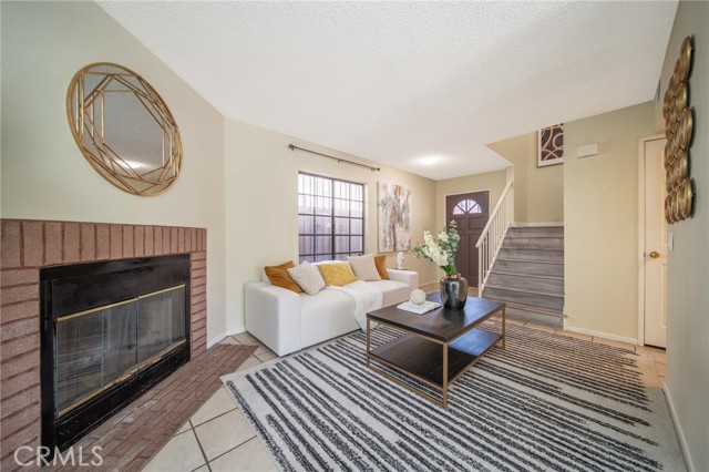 Detail Gallery Image 2 of 19 For 1013 S Reservoir St, Pomona,  CA 91766 - 3 Beds | 2/1 Baths