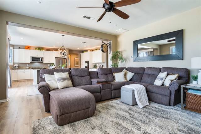 4765 Falconview Court, Fontana CA: https://media.crmls.org/medias/4ffef9ad-da4a-4690-a548-9f9977d11b29.jpg