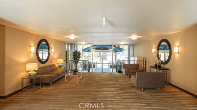 927 N Kings Road, West Hollywood CA: https://media.crmls.org/medias/4fffd265-f7bc-4103-82b3-899cbb30f54f.jpg