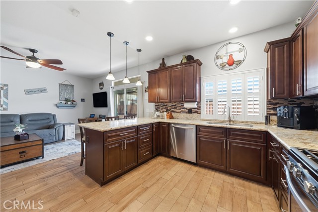 Detail Gallery Image 2 of 43 For 2065 Bergerac, San Jacinto,  CA 92583 - 4 Beds | 2 Baths