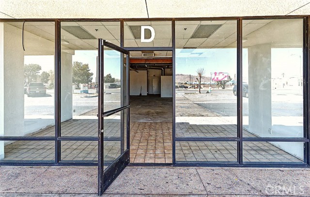 13534 Navajo Road, Apple Valley, California 92308, ,Commercial Lease,For Rent,13534 Navajo Road,CRHD25069136