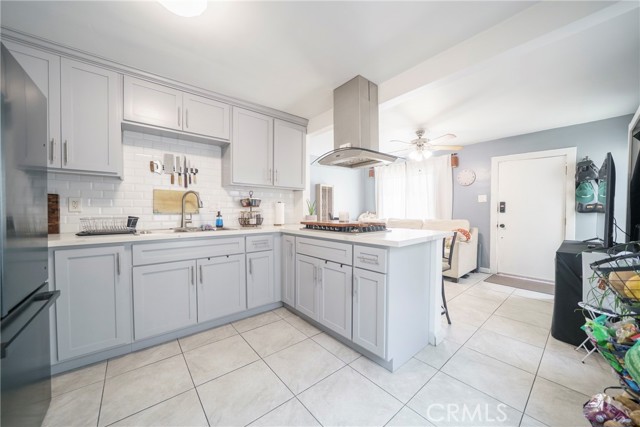 8217 Towne Avenue, Los Angeles CA: https://media.crmls.org/medias/500bd93b-cde8-4452-9526-5fb4e055b454.jpg