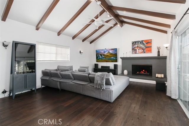 Detail Gallery Image 12 of 36 For 19545 Calvert St, Tarzana,  CA 91335 - 5 Beds | 2/1 Baths