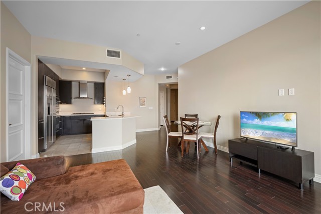611 Caruso Avenue, Glendale CA: https://media.crmls.org/medias/500e96f9-d9e1-4e92-b9b2-e9a42153cf11.jpg