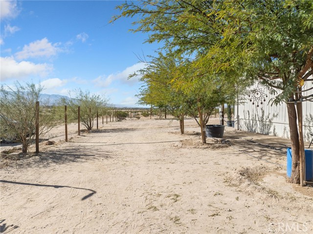 Detail Gallery Image 9 of 26 For 39626 E End Rd, Lucerne Valley,  CA 92356 - 2 Beds | 1 Baths