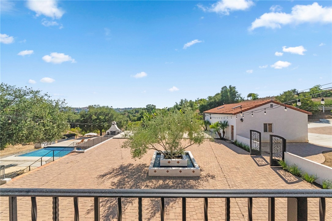 Detail Gallery Image 4 of 61 For 22775 Carancho Road, Temecula,  CA 92590 - 5 Beds | 4/2 Baths