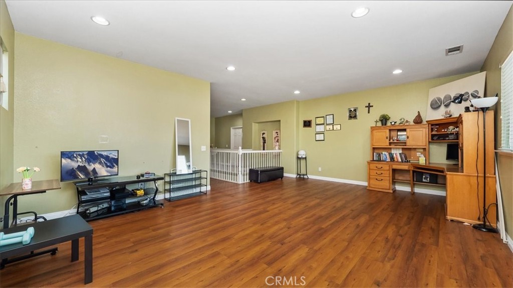 https://media.crmls.org/medias/50139a5f-7d71-4b11-a033-3793bb6370de.jpg?preset=X-Large