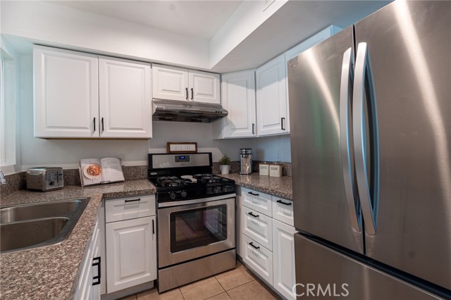 Detail Gallery Image 8 of 25 For 6155 Reseda #4,  Tarzana,  CA 91335 - 3 Beds | 2 Baths