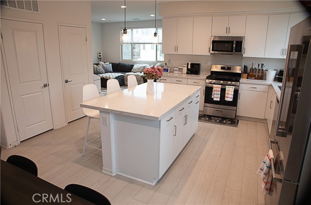 Detail Gallery Image 6 of 17 For 15941 Bravery Ave, Chino,  CA 91708 - 3 Beds | 2/1 Baths