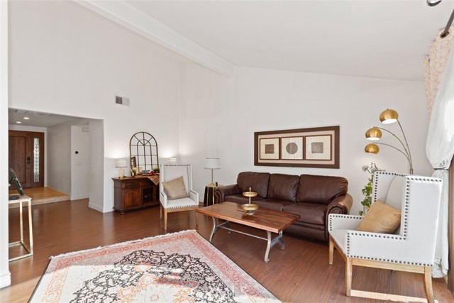 24911 Via Santa Cruz, Mission Viejo CA: https://media.crmls.org/medias/50186671-806f-414c-99cc-6e4cd74b5e2c.jpg