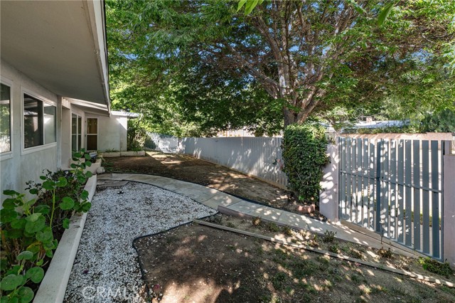 20255 Oxnard Street photo 2