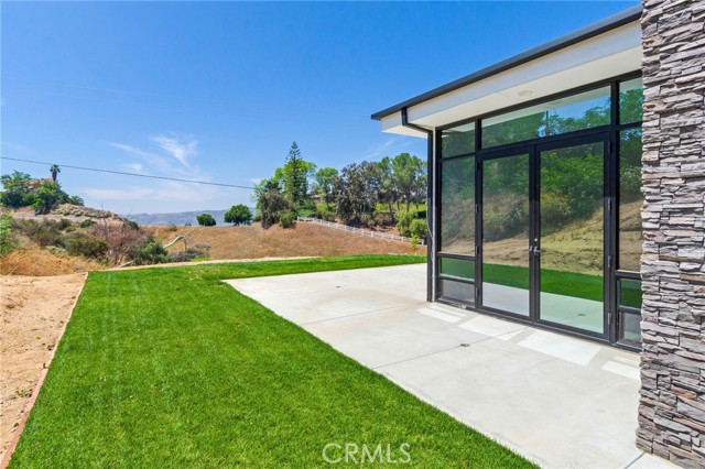 1912 Edgefair Lane, Redlands CA: https://media.crmls.org/medias/5021f525-8014-4b16-94d5-0c0950c28091.jpg