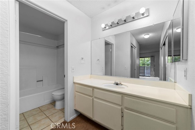 202 Evergreen Court, Azusa CA: https://media.crmls.org/medias/50256e12-6e65-41d6-a38d-be330a2a7b1e.jpg