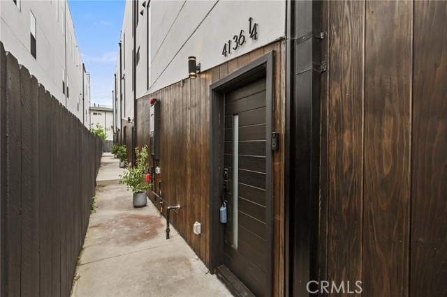 Detail Gallery Image 2 of 17 For 4136 1/4 Normal Ave #1/4,  Los Angeles,  CA 90029 - 2 Beds | 2 Baths