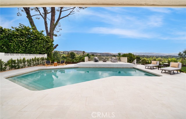 24153 Califa Street, Woodland Hills CA: https://media.crmls.org/medias/50265977-10e1-4759-b56c-fe977b6d3db2.jpg