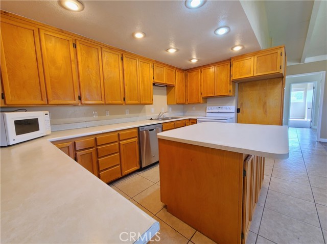 Detail Gallery Image 6 of 24 For 13195 13195 #FRONT,  Yucaipa,  CA 92399 - 3 Beds | 3 Baths