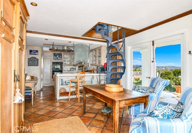 Detail Gallery Image 4 of 33 For 1 Beachcomber Dr, Corona Del Mar,  CA 92625 - 2 Beds | 2/1 Baths