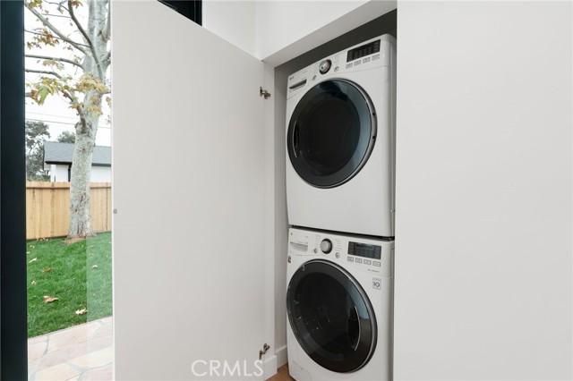 Detail Gallery Image 21 of 38 For 8334 Winsford Ave, Los Angeles,  CA 90045 - 5 Beds | 4 Baths