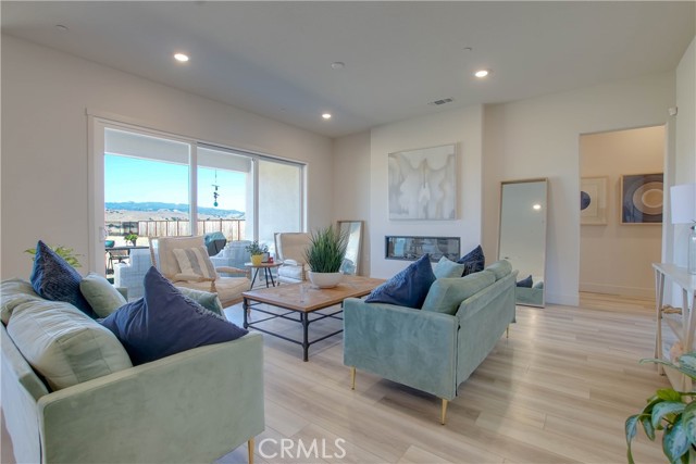 208 Luna Way, Hollister CA: https://media.crmls.org/medias/502de091-0147-43fa-af40-cfa13b38a06b.jpg