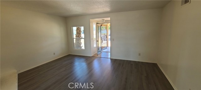 Detail Gallery Image 7 of 17 For 421 Royal Cir, Corona,  CA 92879 - 4 Beds | 2 Baths