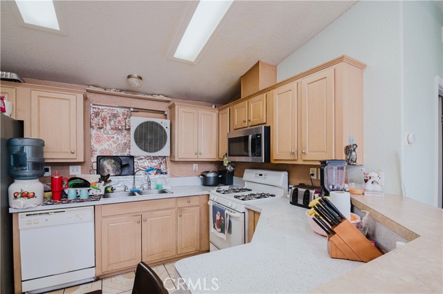 250 N Linden Avenue, Rialto CA: https://media.crmls.org/medias/50319777-4b32-4ec7-80e7-16c4e4242194.jpg