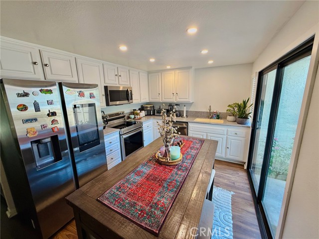 Detail Gallery Image 14 of 36 For 10068 Larwin Ave #2,  Chatsworth,  CA 91311 - 4 Beds | 3 Baths