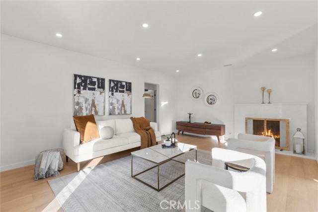 Detail Gallery Image 4 of 23 For 1724 S Fairfax, Los Angeles,  CA 90019 - 3 Beds | 2 Baths