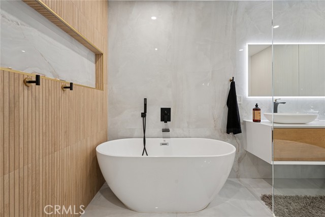 Detail Gallery Image 26 of 53 For 5700 El Canon Ave, Woodland Hills,  CA 91367 - 3 Beds | 3 Baths