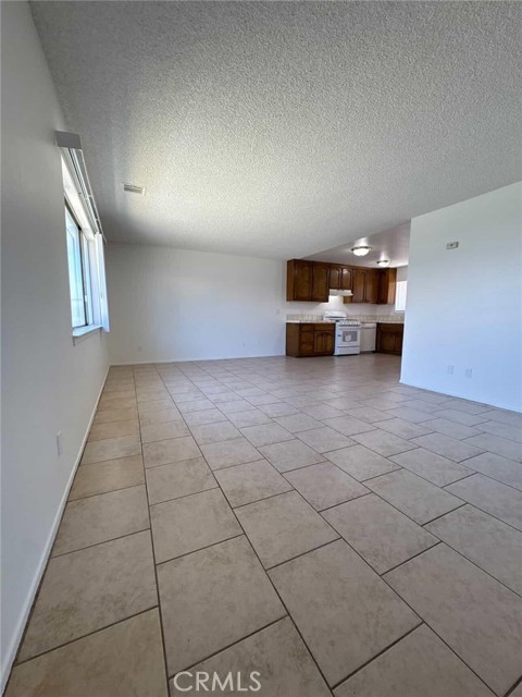 Detail Gallery Image 3 of 12 For 16140 Tawney Ridge Ln #C,  Victorville,  CA 92394 - 2 Beds | 2 Baths