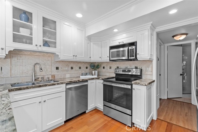 Detail Gallery Image 14 of 31 For 525 Vista Flora, Newport Beach,  CA 92660 - 3 Beds | 2/1 Baths