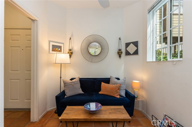 Detail Gallery Image 14 of 55 For 11445 Moorpark, Studio City,  CA 91602 - 2 Beds | 2/1 Baths