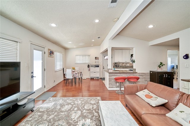 Detail Gallery Image 12 of 41 For 20017 Bernist Ave, Torrance,  CA 90503 - 3 Beds | 1 Baths