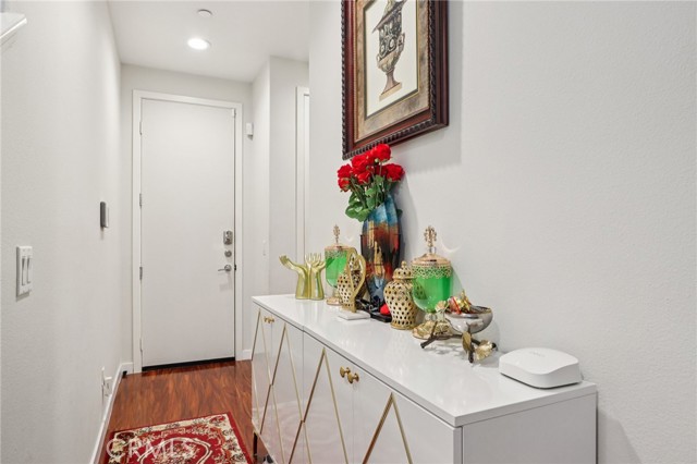 Detail Gallery Image 4 of 37 For 13225 Victory Bld, Valley Glen,  CA 91401 - 3 Beds | 3/1 Baths