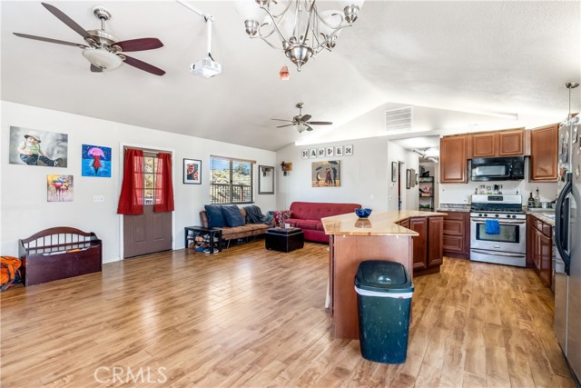 Detail Gallery Image 15 of 56 For 46076 Rustic Canyon Rd, Big Bear City,  CA 92314 - 3 Beds | 2 Baths