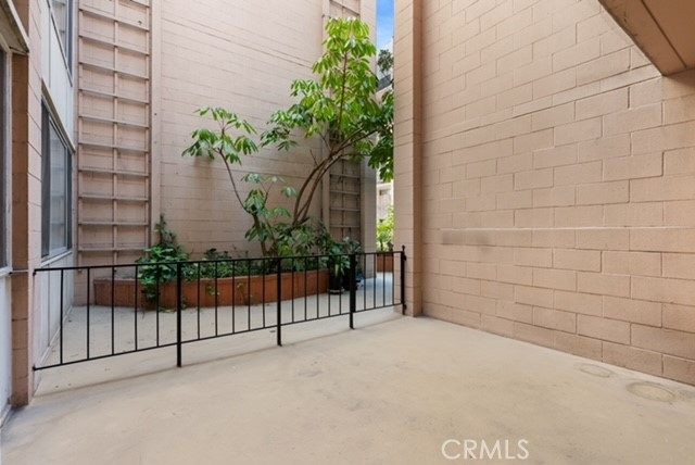 https://media.crmls.org/medias/504b1e6a-5302-411f-96b7-ce2d014e4718.jpg?preset=X-Large