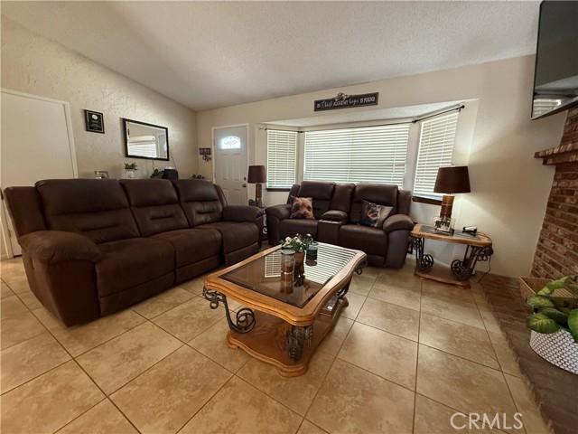 21275 Pocomoke Court, Apple Valley CA: https://media.crmls.org/medias/50508528-73a2-4dcf-ad12-b08eddad3512.jpg