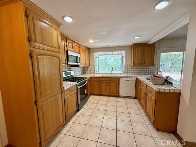 Detail Gallery Image 9 of 25 For 6618 Smoke Tree Ave, Oak Park,  CA 91377 - 4 Beds | 3 Baths