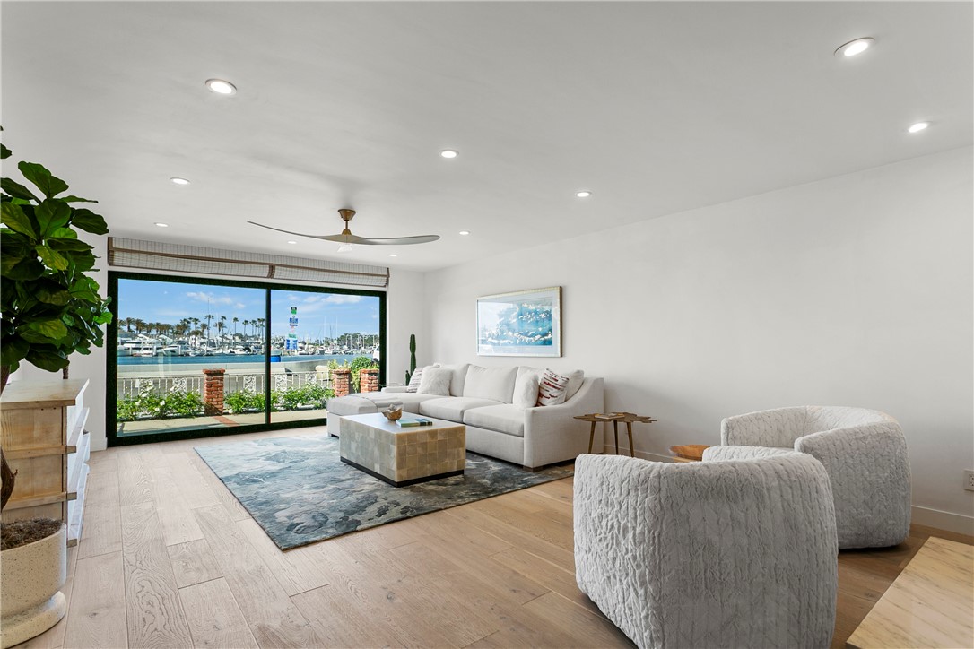 Detail Gallery Image 3 of 39 For 1817 W Bay Ave #3,  Newport Beach,  CA 92663 - 2 Beds | 2/1 Baths