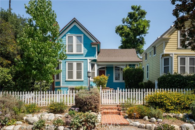 211 E Virginia Avenue, Glendora CA: https://media.crmls.org/medias/50540b66-12ce-404c-a7d9-910b155d3418.jpg