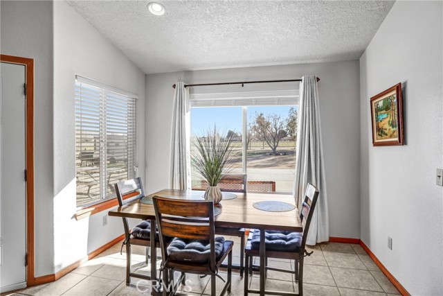 Detail Gallery Image 16 of 48 For 15813 Willow St, Hesperia,  CA 92345 - 4 Beds | 2/1 Baths
