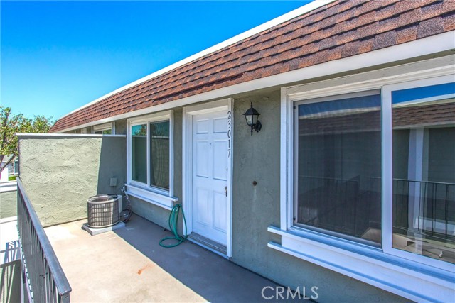 23017 Via Pimiento, Mission Viejo CA: https://media.crmls.org/medias/50560590-1ab9-4e61-b8ad-b44fb850b24a.jpg