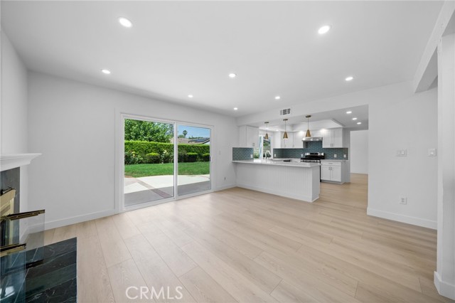 19735 Blythe Street, Winnetka CA: https://media.crmls.org/medias/50571ec5-21da-44c1-a117-440834168da1.jpg